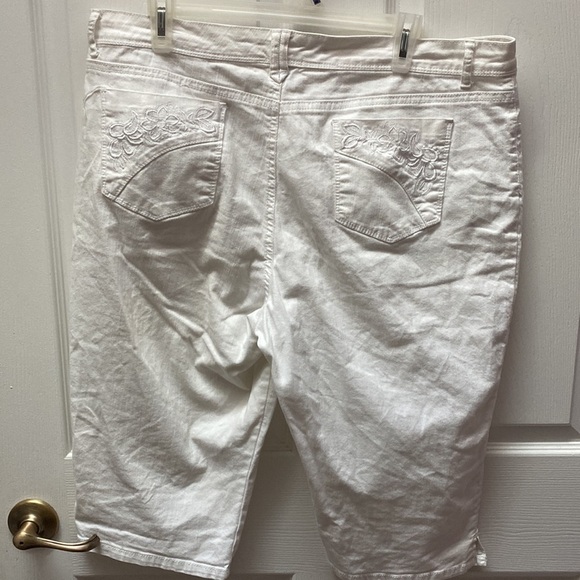 Womens Gloria Vanderbilt solid white stretch below knee deni shorts size 16 - Picture 3 of 5